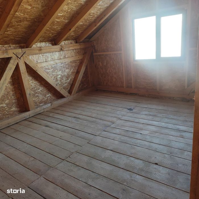 Casă separată cu pivniță și pod utilizabil în mediul rural