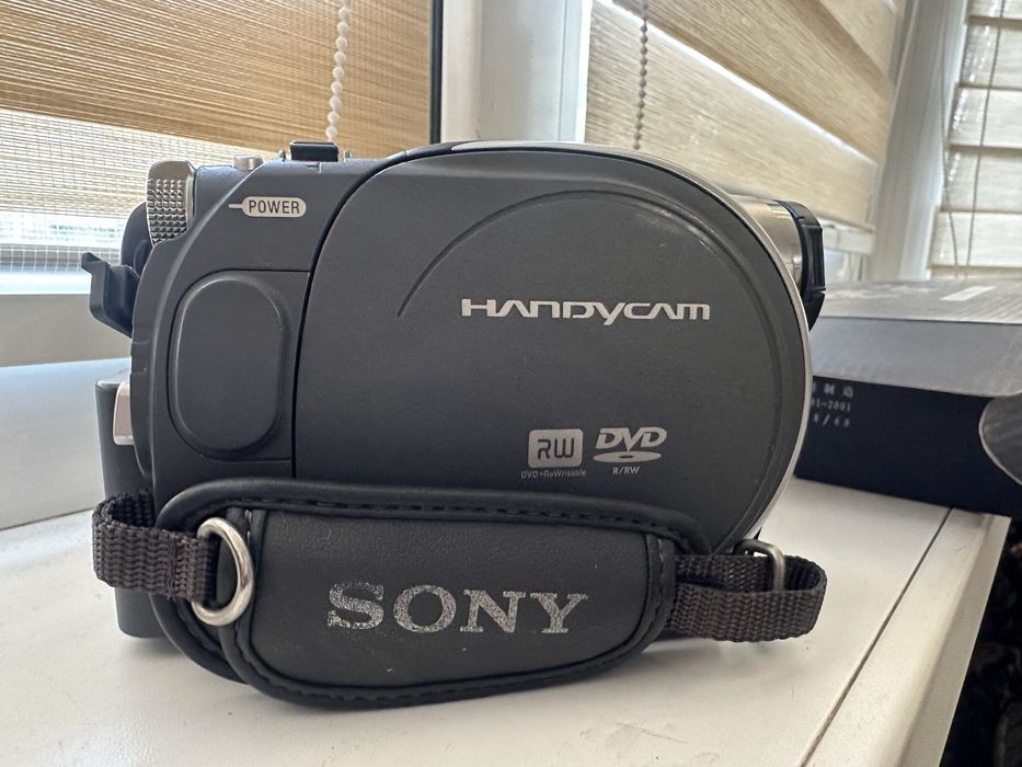 Видеокамера Sony Handycam DCR-DVD605