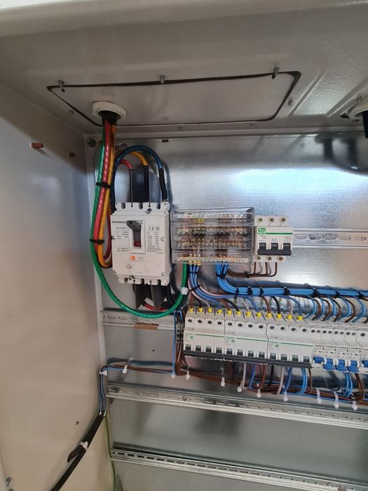 Electrician calificat cu experienta