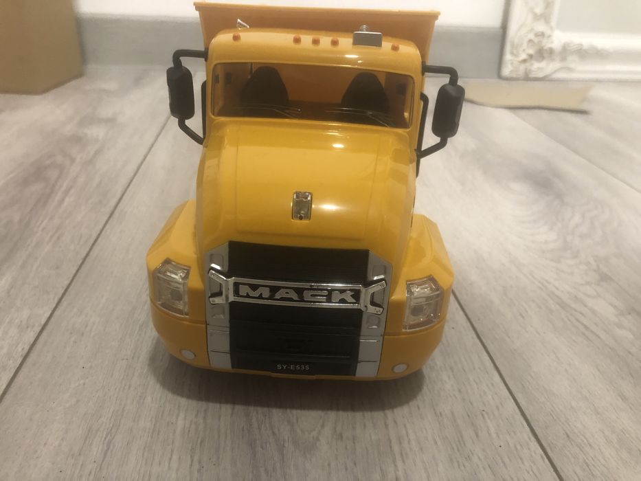 Camion de jucarie Mack