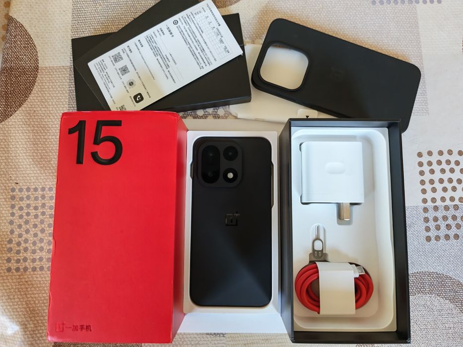 Oneplus 15/12-256/, отличен, комплект, възможен бартер.