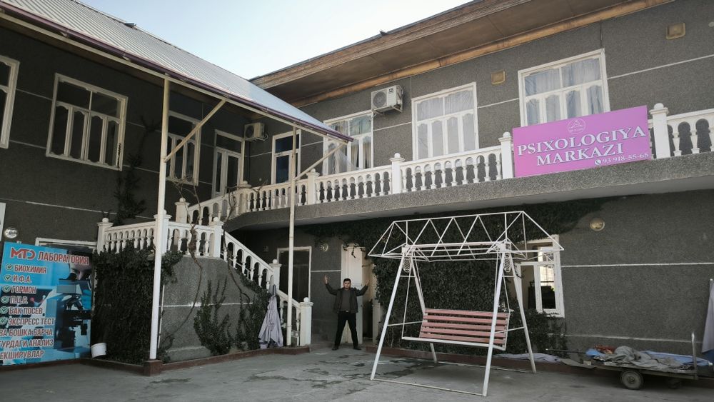 Тошлок марказида бино сотилади