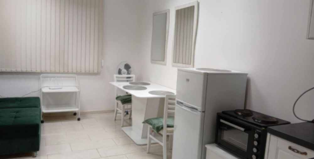 Дава се студио под наем