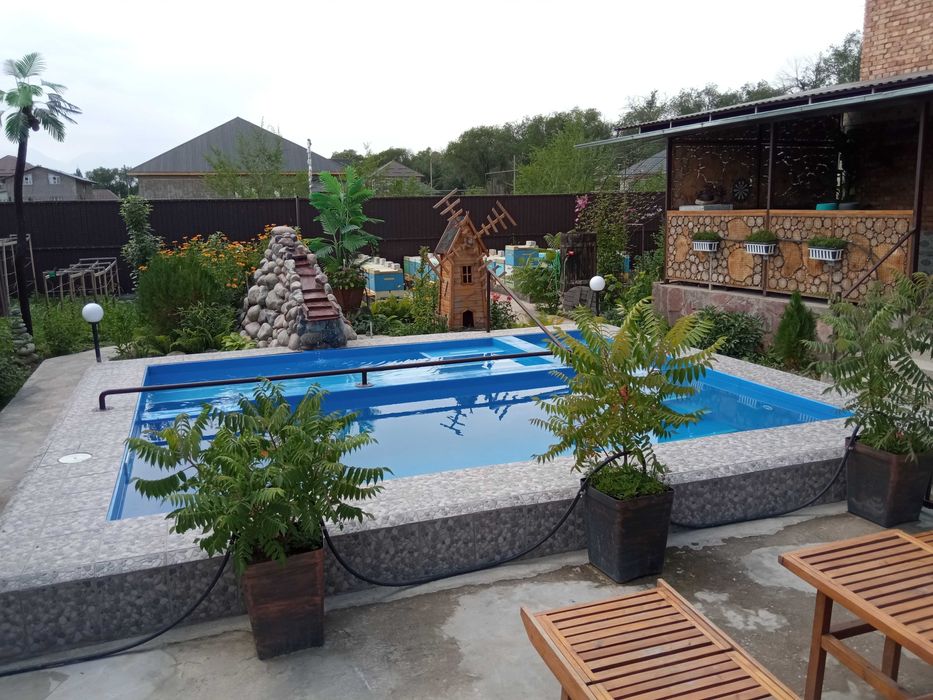 Дом в Ынтымаке с бассейном