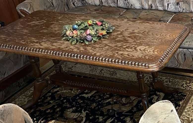 Маса от дърво с орнаменти