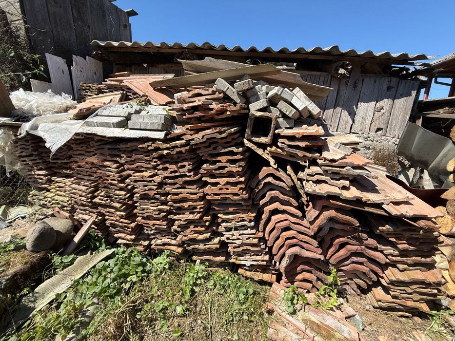 Vând țiglă ceramică veche și coame – Ideale pentru restaurări și proiecte rustice