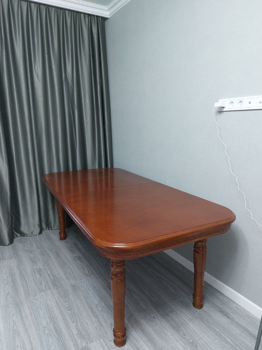 Продается стол для гостиной