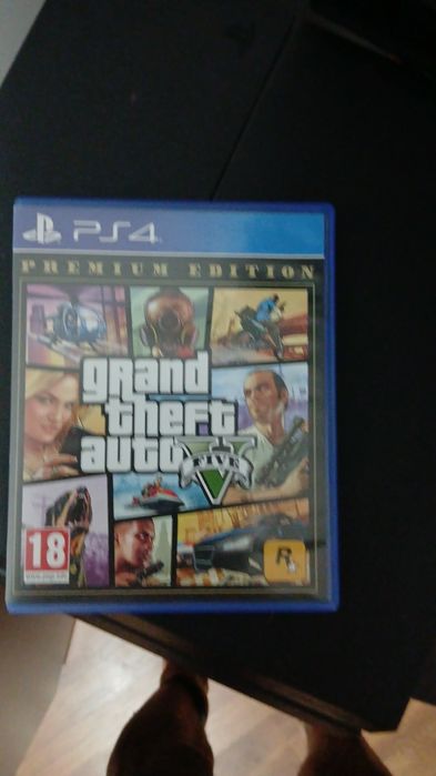 Vand playstation 4 cu toate cablurile necesare ,o maneta + 5 jocuri
