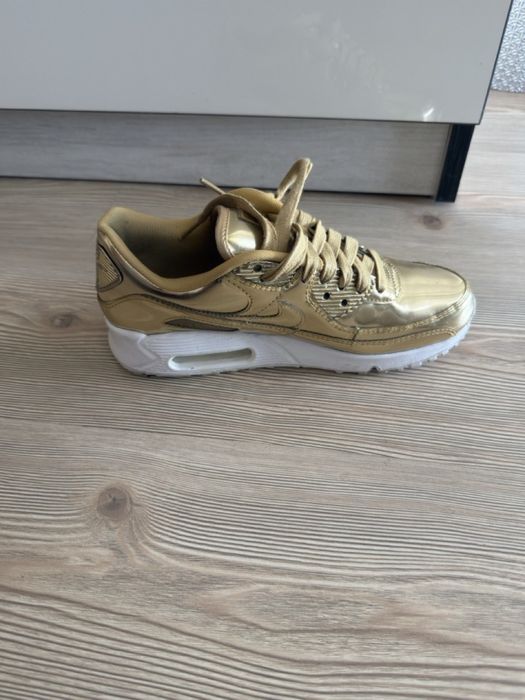 Златни маратонки Nike