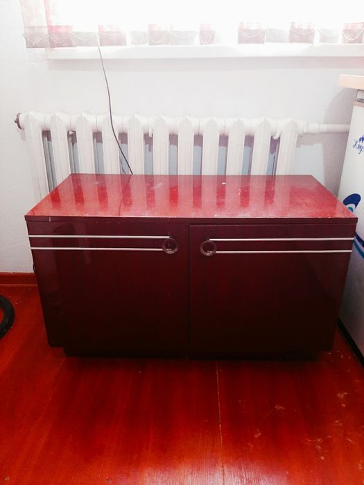 2 Кровати,подставка 2шт продается для телевизора