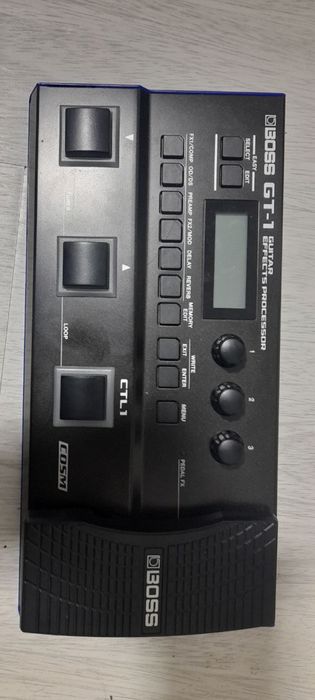 Boss gt-1 va Fender gitara sotiladi