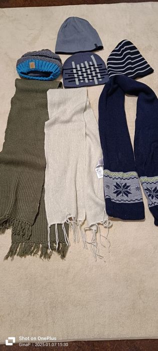 Vand fulare și căciulite copii.