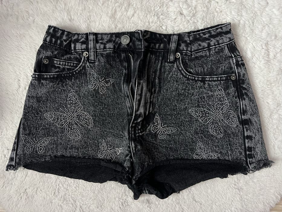 Дамски къси панталонки с камъчета отпред и малко отзад