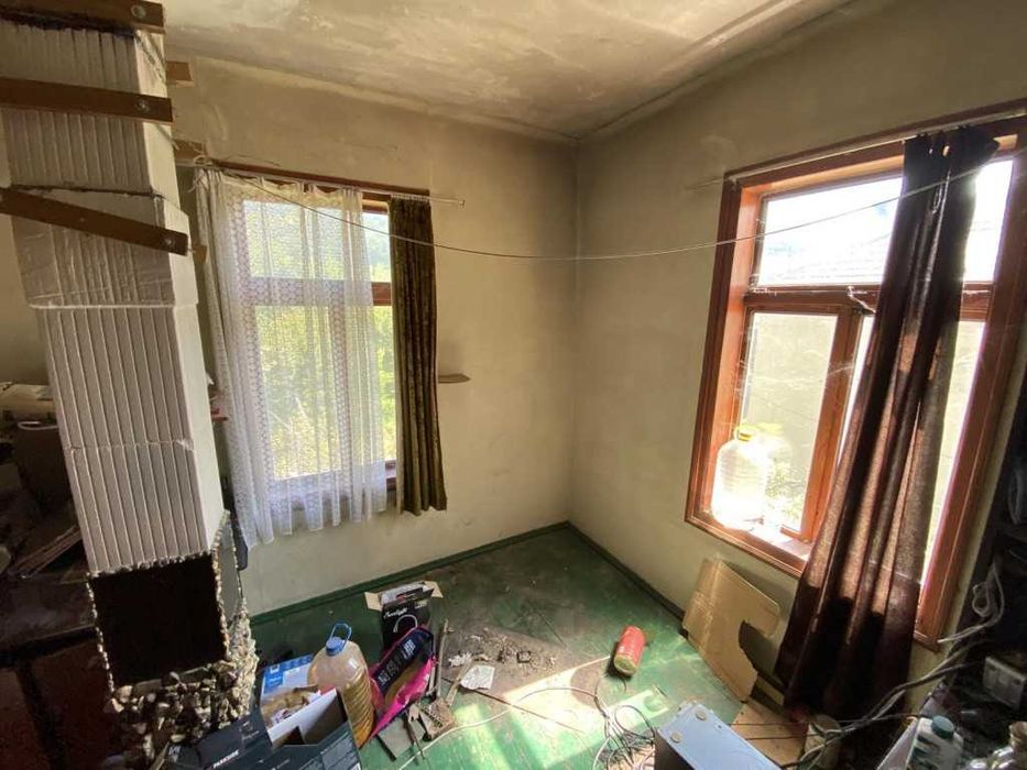 Голямо дворно място с къща в град Габрово изгодно