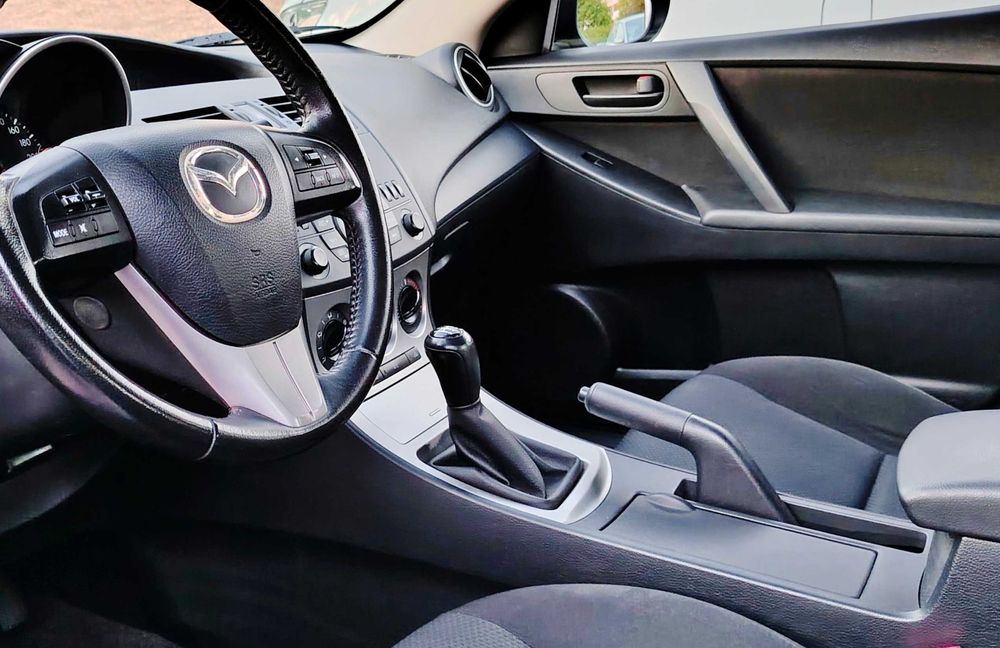 Автомобил Мазда 3