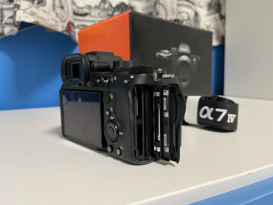 Продавам Sony A7 IV като нова и с 4 години оставаща гаранция