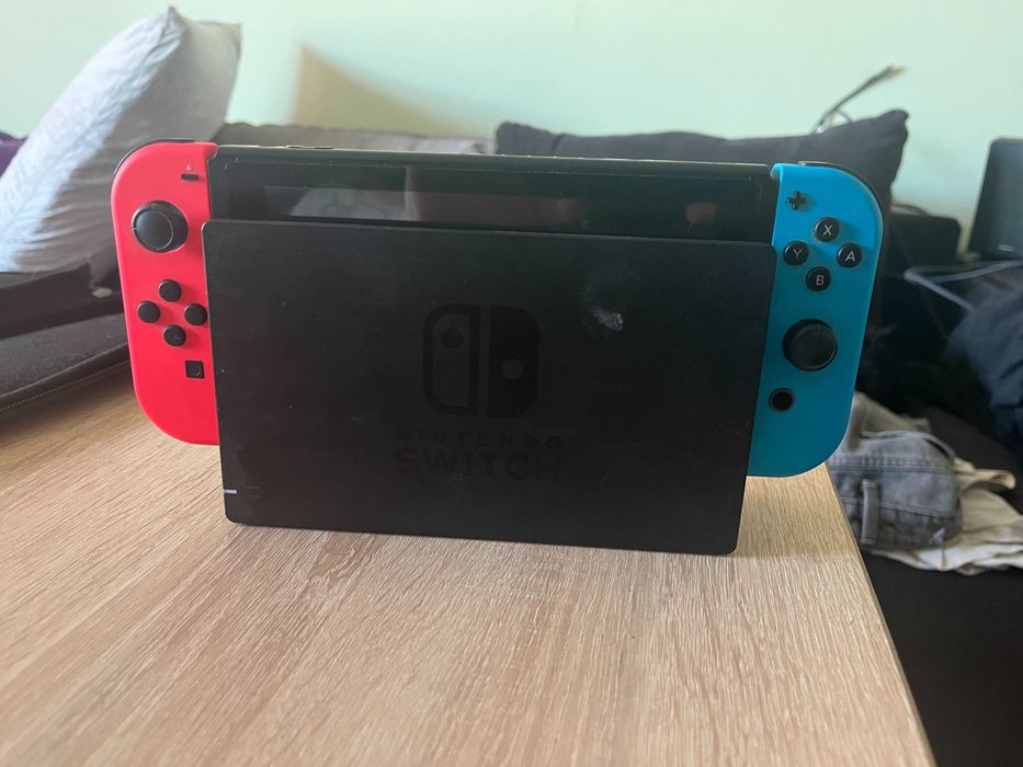 Nintendo Switch 1 в комплект с игри и калъф, като нов