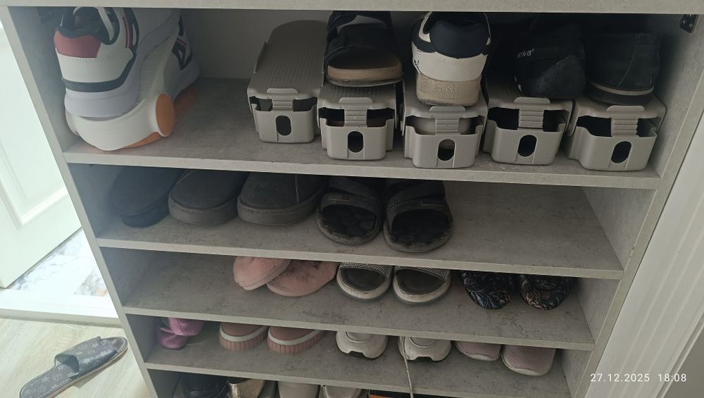 Обувной подставки. Oyoq kiyim qo'yish uchun javon