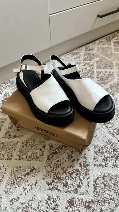 Женские босоножки белые