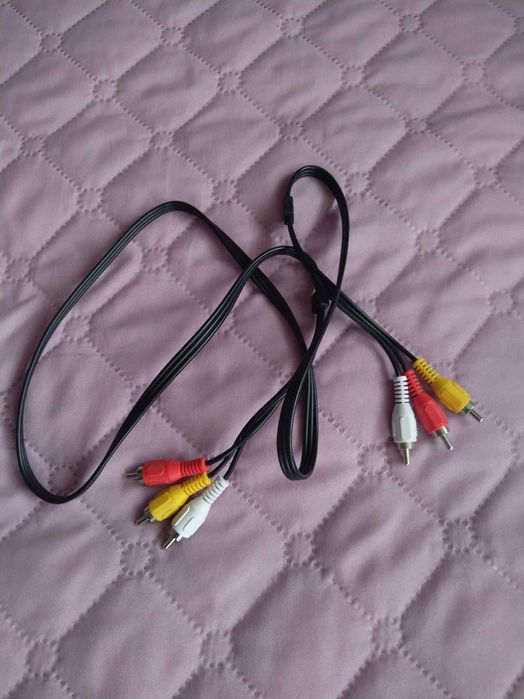 Безжични мишки за компютър, кабели и чинчове за стерео аудио и видео.