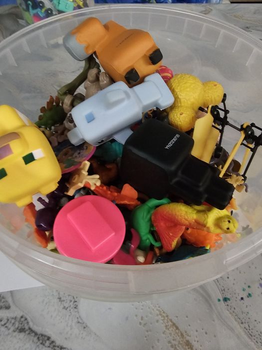 Различни плюшени играчки