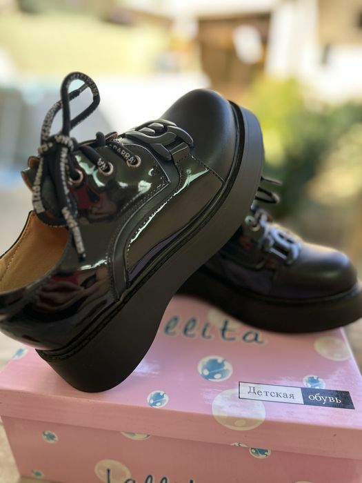 Темно-синие туфли на замке