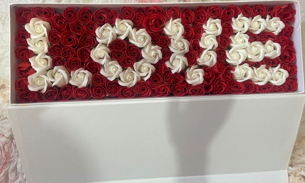 Подаръчна кутия с надпис LOVE от вечни рози