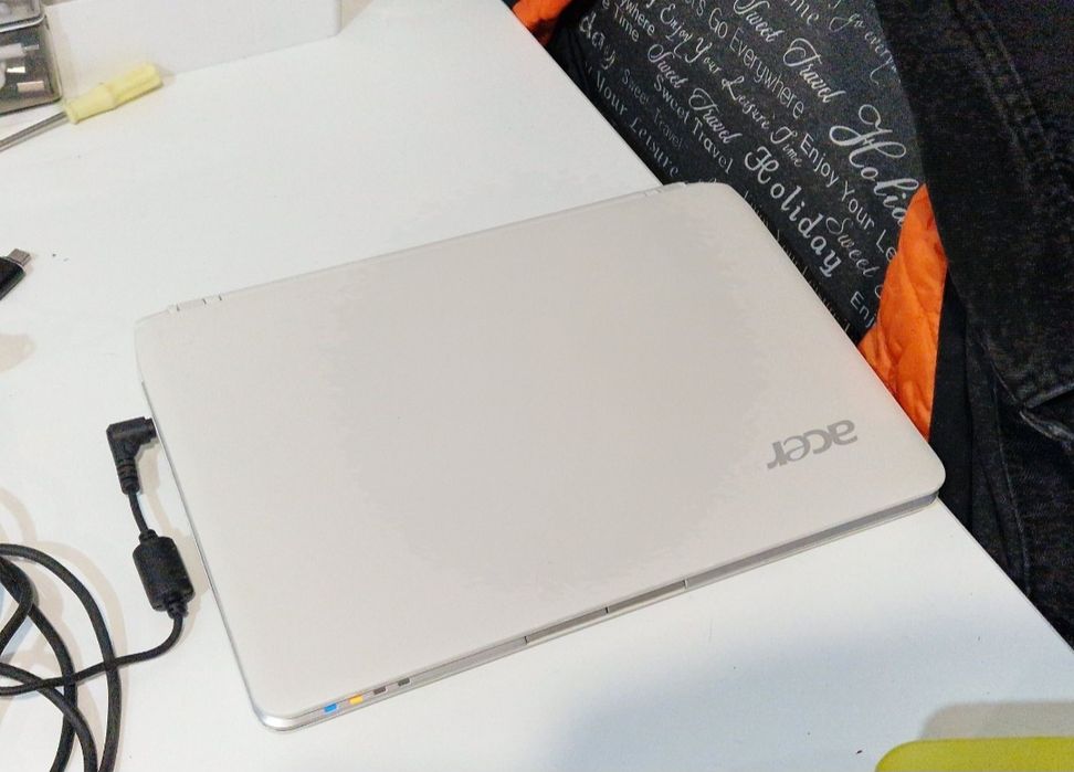 Mini laptop Acer funcțional doar conectat la priza