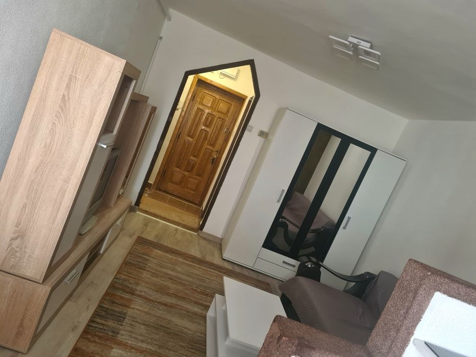 Închiriez garsoniera