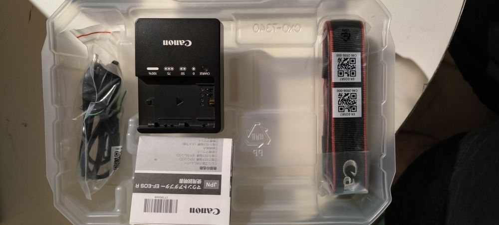 Canon R7 + кейдж + карта 64GB + батерия