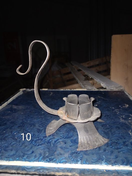 Ковани свещници.