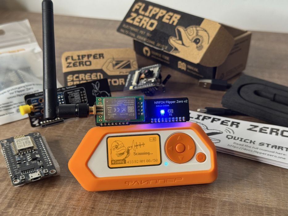 Flipper Zero cu toate Accesoriile