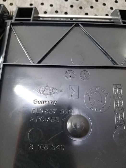 Sertar bord skoda yeti 5l 5l0857096