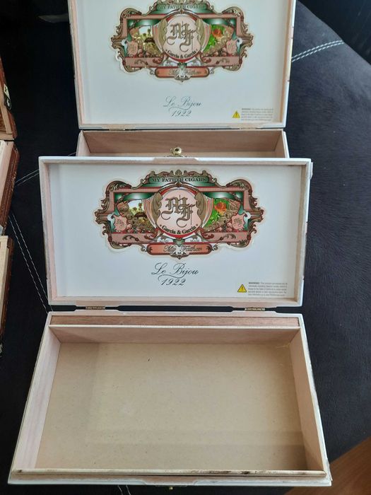 Продавам  кутия за пури за колекции