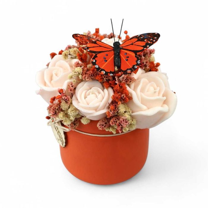 Букет соеви свещи с рози и пеперуда – Ароматен залез