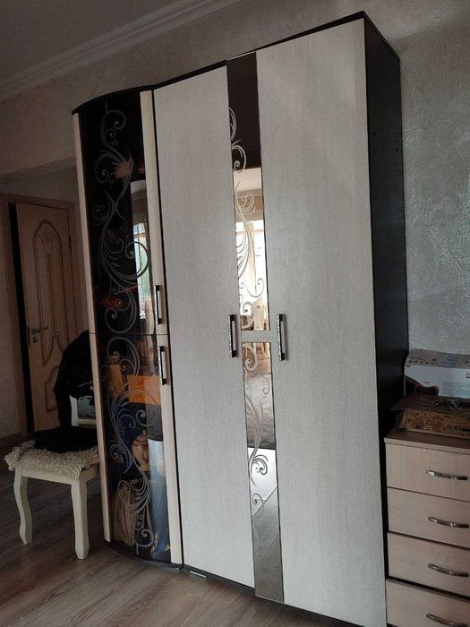 Продам плательно-вещевой шкаф