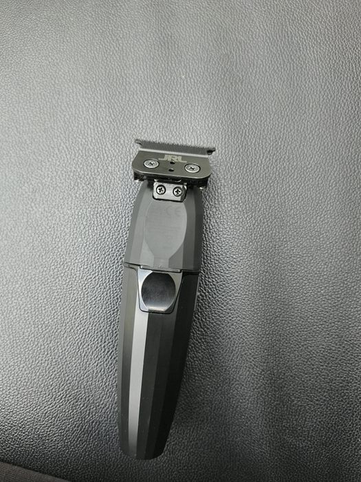 Trimmer JRL Onyx 
Folosit ~6–7 luni, taie curat, lama nu m