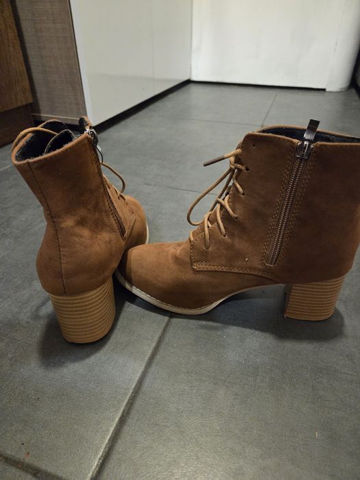 Кафяви боти на висок ток