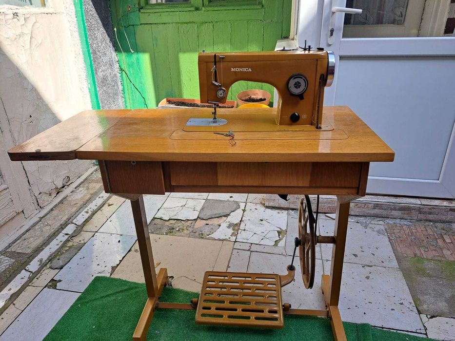 Vand mașina de cusut cu pedala Monica