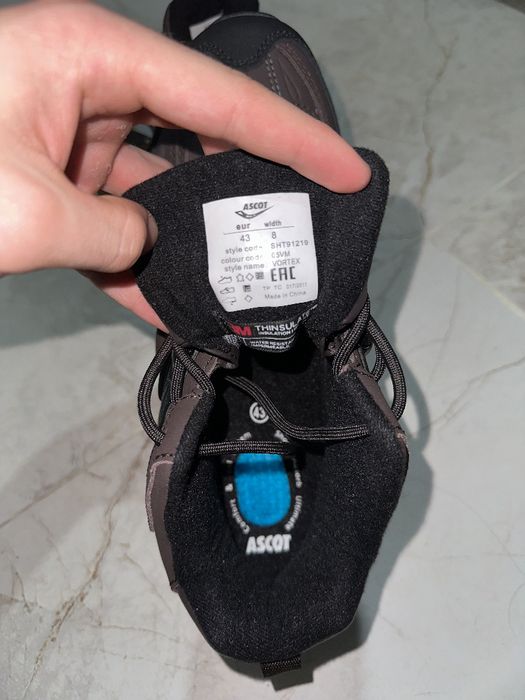 Продам треккинговые кроссовки