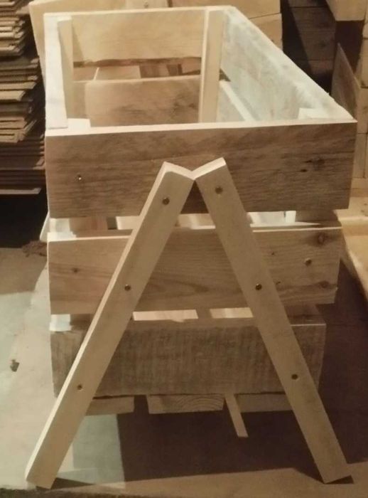 Продавам ръчно изработени кашпи, ръчни колиички, бунари и др.