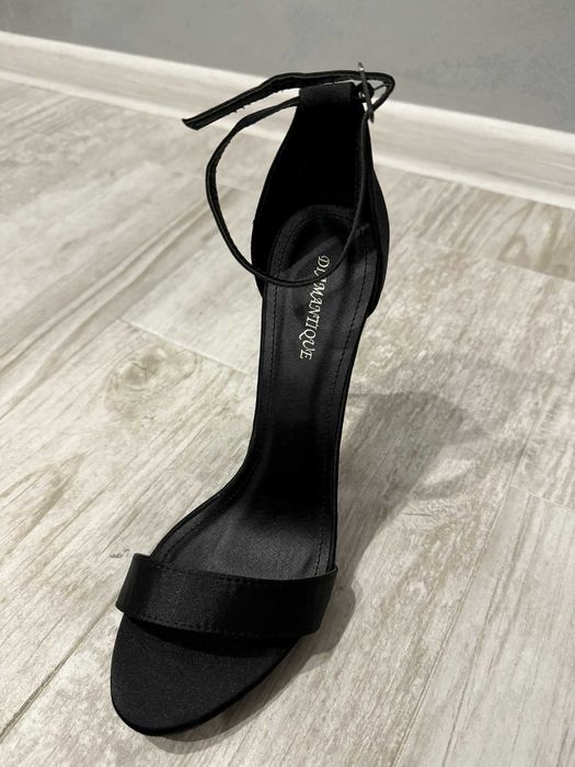 Черни, високи токчета