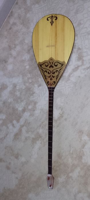 Домбыра қайың ағашынан жасалынған