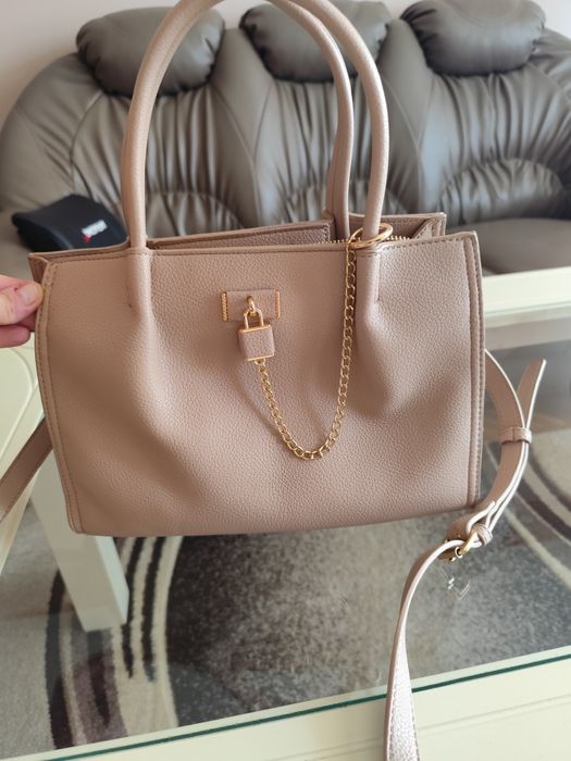 Дамска чанта бежов цвят