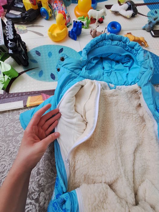 Продам зимний  детский комбинезон трансформер