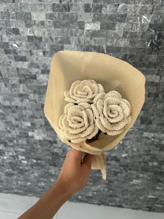 Ръчно плетени рози и играчки