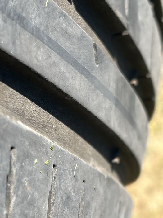 Se ofera spre vanzare 2 caucicuri Continental  R18