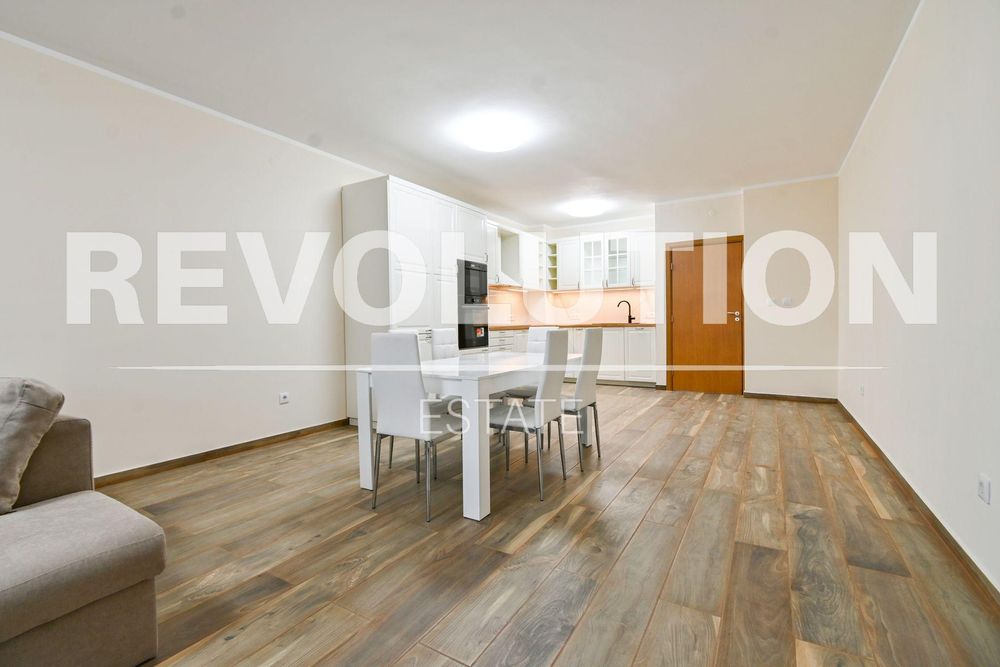 Дава се под наем Тристаен апартамент в София, Витоша - 125 кв.м за 847.62 € - Снимка #2