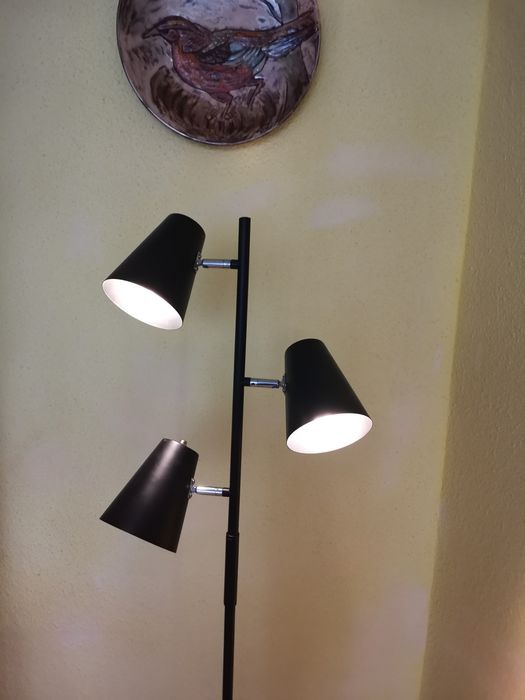 Lampă de pardosea cu 3 brațe.