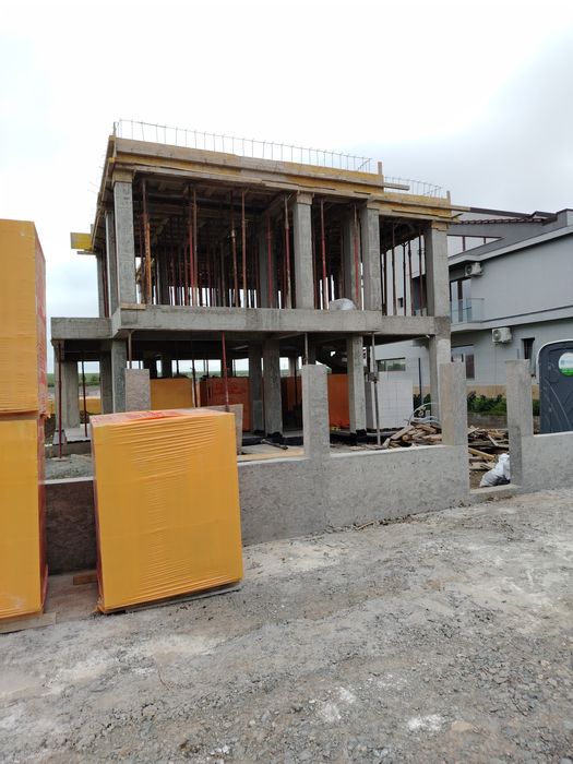 Case , structuri beton , constructii la rosu , blocuri , firma .